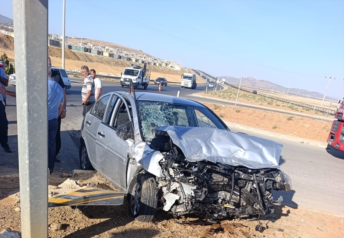 Gaziantep'in Nurdağı ilçesinde otomobil ile minibüsün çarpışması sonucu 6 kişi yaralandı.