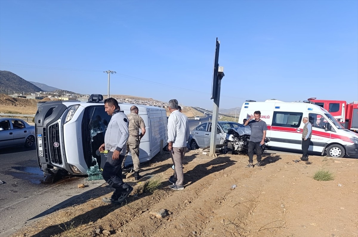 Gaziantep'in Nurdağı ilçesinde otomobil ile minibüsün çarpışması sonucu 6 kişi yaralandı.