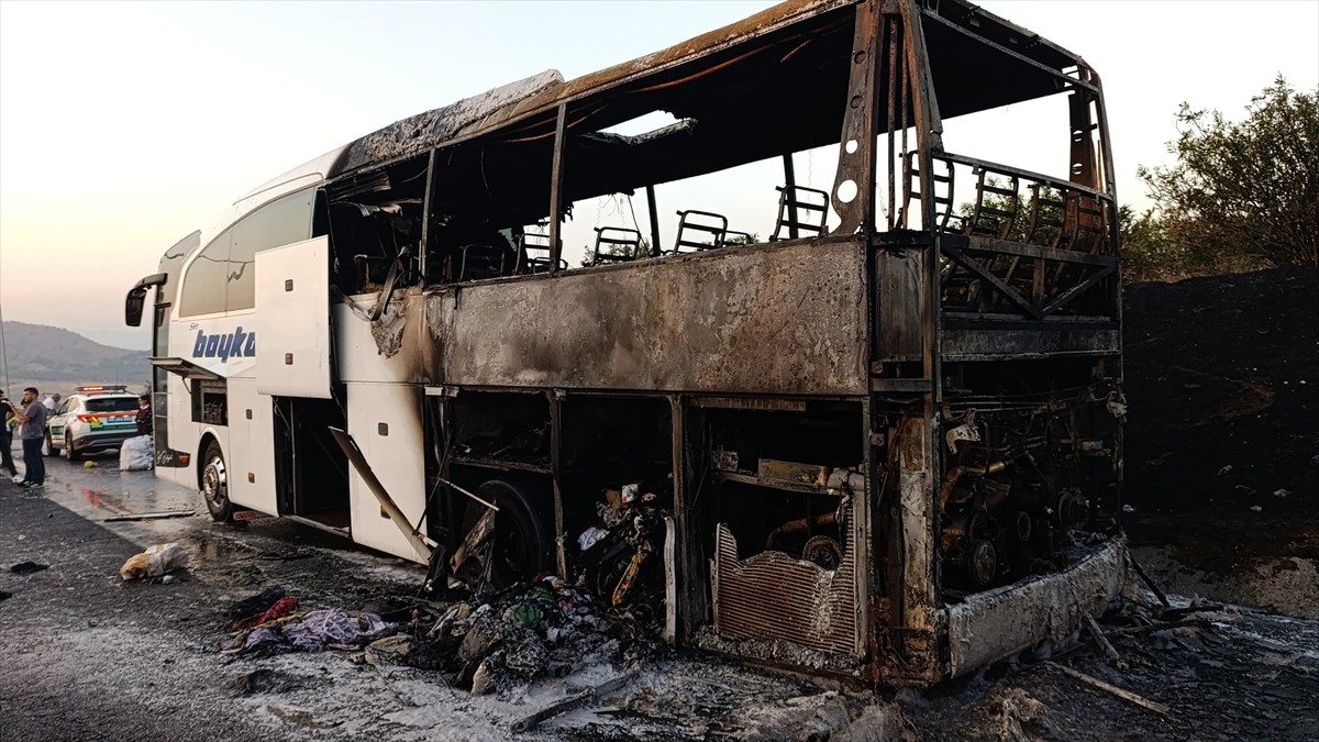 Gaziantep'in Nurdağı ilçesinde yangın çıkan yolcu otobüsü kullanılamaz hale geldi.