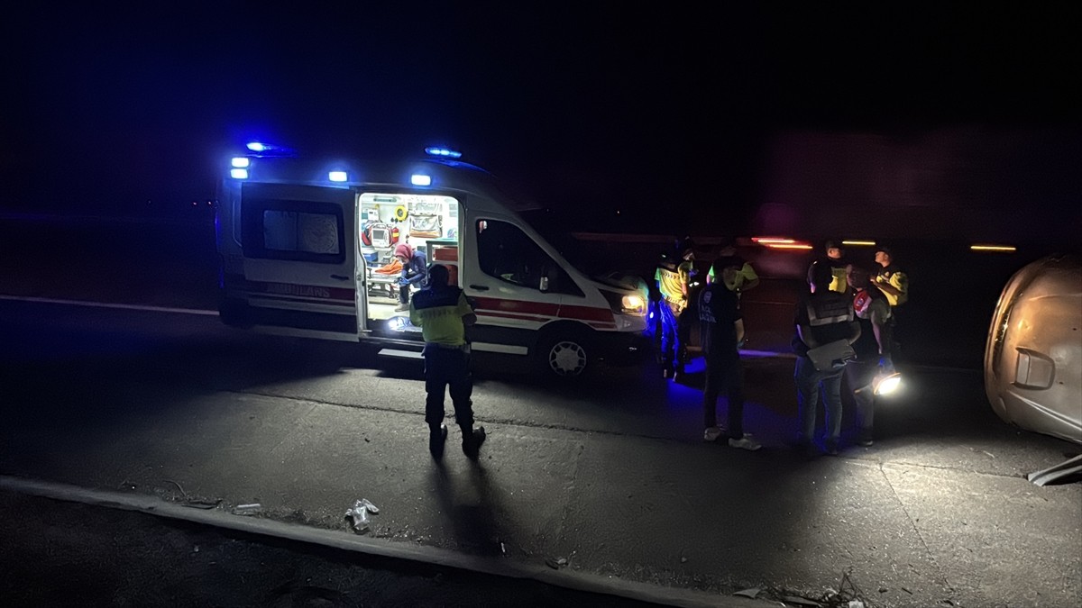 Gaziantep'te lastiği patlayan kamyonetin devrilmesi sonucu yabancı uyruklu 2 kişi hayatını...