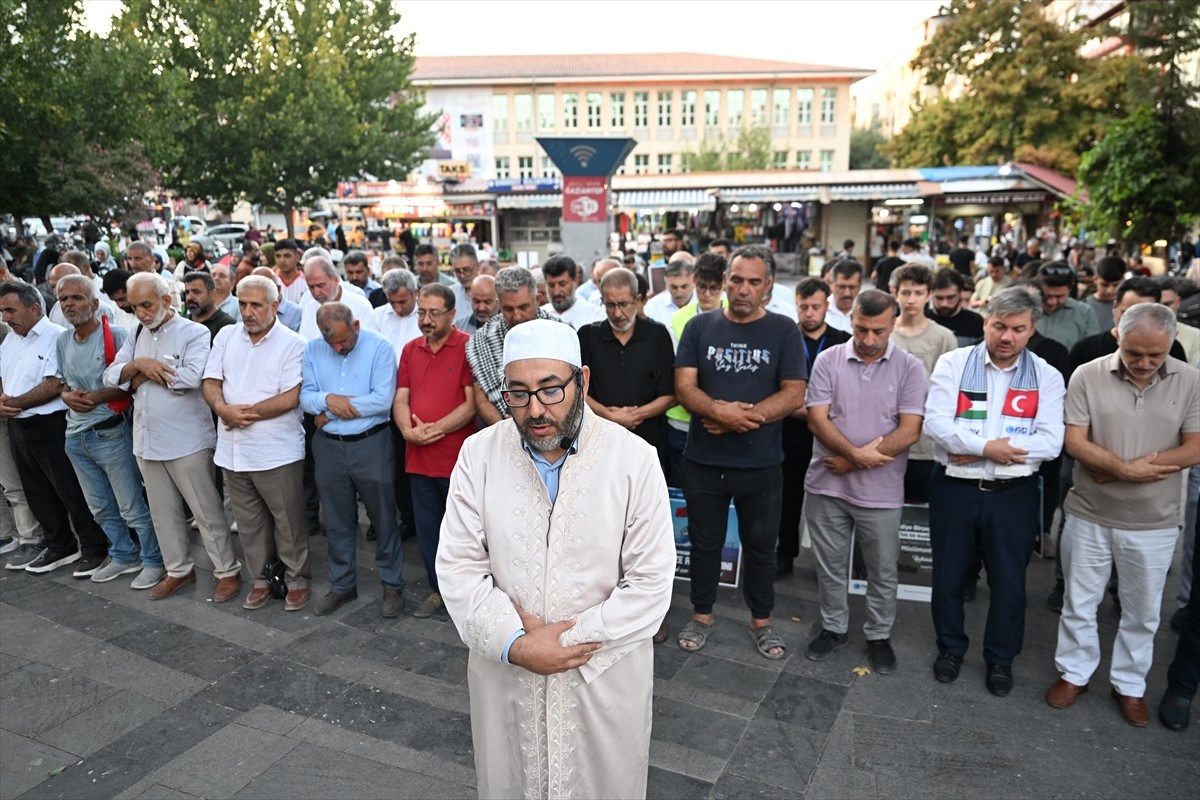Gaziantep'te vatandaşlar İsrail'in Yemen ve Gazze'ye düzenlediği saldırıları protesto etti....