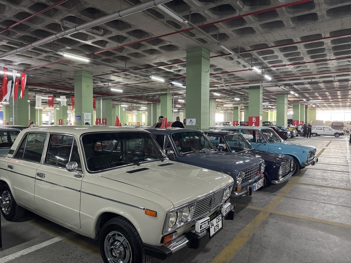 Gaziosmanpaşa Belediyesince düzenlenen "Nostaljik Otomobil Festivali"nde 600 klasik araç, belediye...