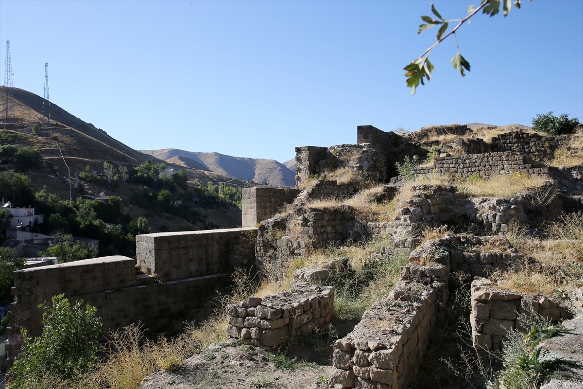 Geçmişte birçok medeniyete ev sahipliği yapan Bitlis Kalesi'nde yürütülen arkeolojik kazılarda...