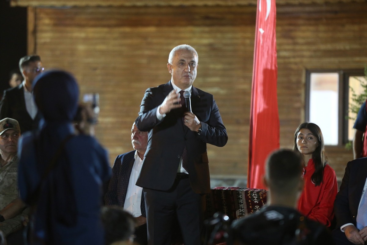 Gençlik ve Spor Bakanı Osman Aşkın Bak (sağ 2), Muş'ta Sultan Alparslan Park'ındaki Kitap Kafe...