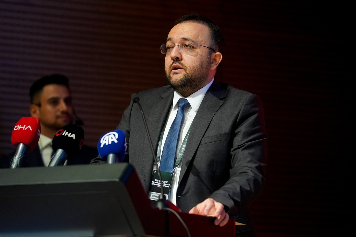 Gençlik ve Spor Bakanlığı'nın Ankara'da bakanlık merkez binada organize ettiği "Spor Kulüpler ve...