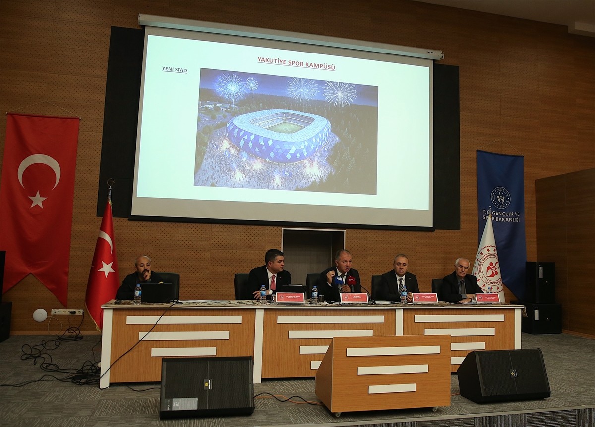 Gençlik ve Spor İl Müdürü Levent Çakmur, Erzurum'da yeni stadyumun yapılacağı yerde zemin etüt...