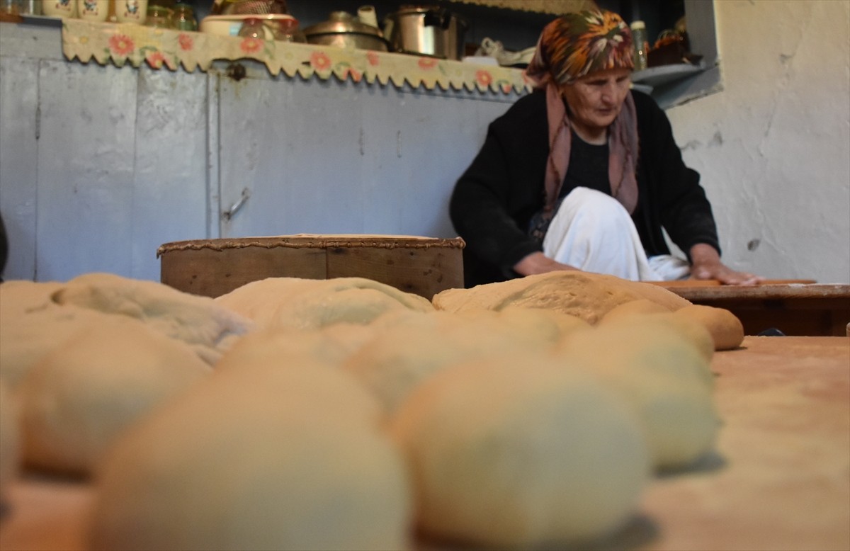 Gümüşhane'de kadınlar imece usulü kışlık yiyecekleri hazırlamaya başladı. Merkeze bağlı Mescitli...