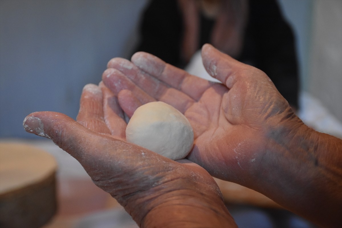 Gümüşhane'de kadınlar imece usulü kışlık yiyecekleri hazırlamaya başladı. Merkeze bağlı Mescitli...