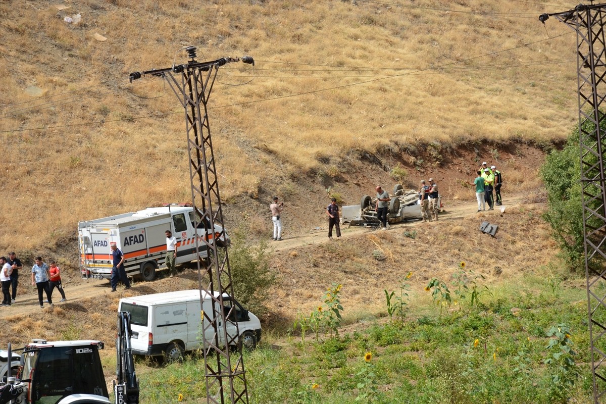Hakkari'de şarampole devrilen pikaptaki 2 kişi hayatını kaybetti, 1 kişi yaralandı.