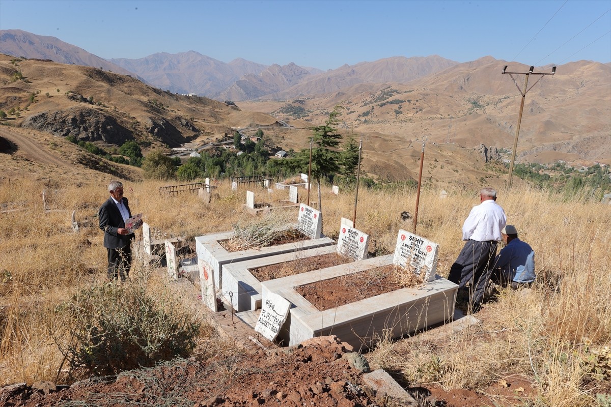 Hakkari'nin Geçitli köyünde 16 Eylül 2010'da PKK'lı teröristlerce yola tuzaklanan patlayıcının...