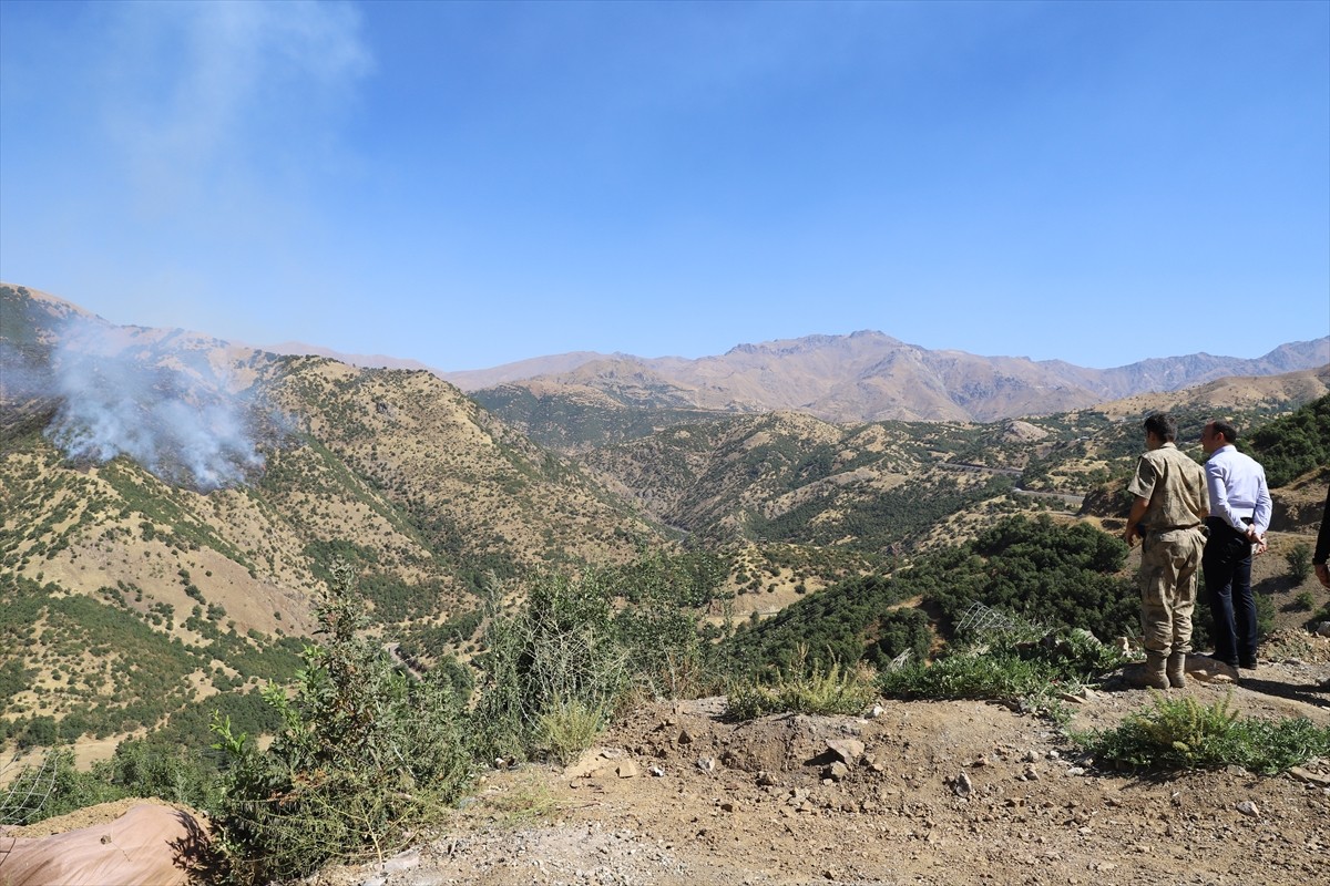 Hakkari'nin Şemdinli ilçesinde ormanlık alanda çıkan yangının söndürülmesi için helikopter...
