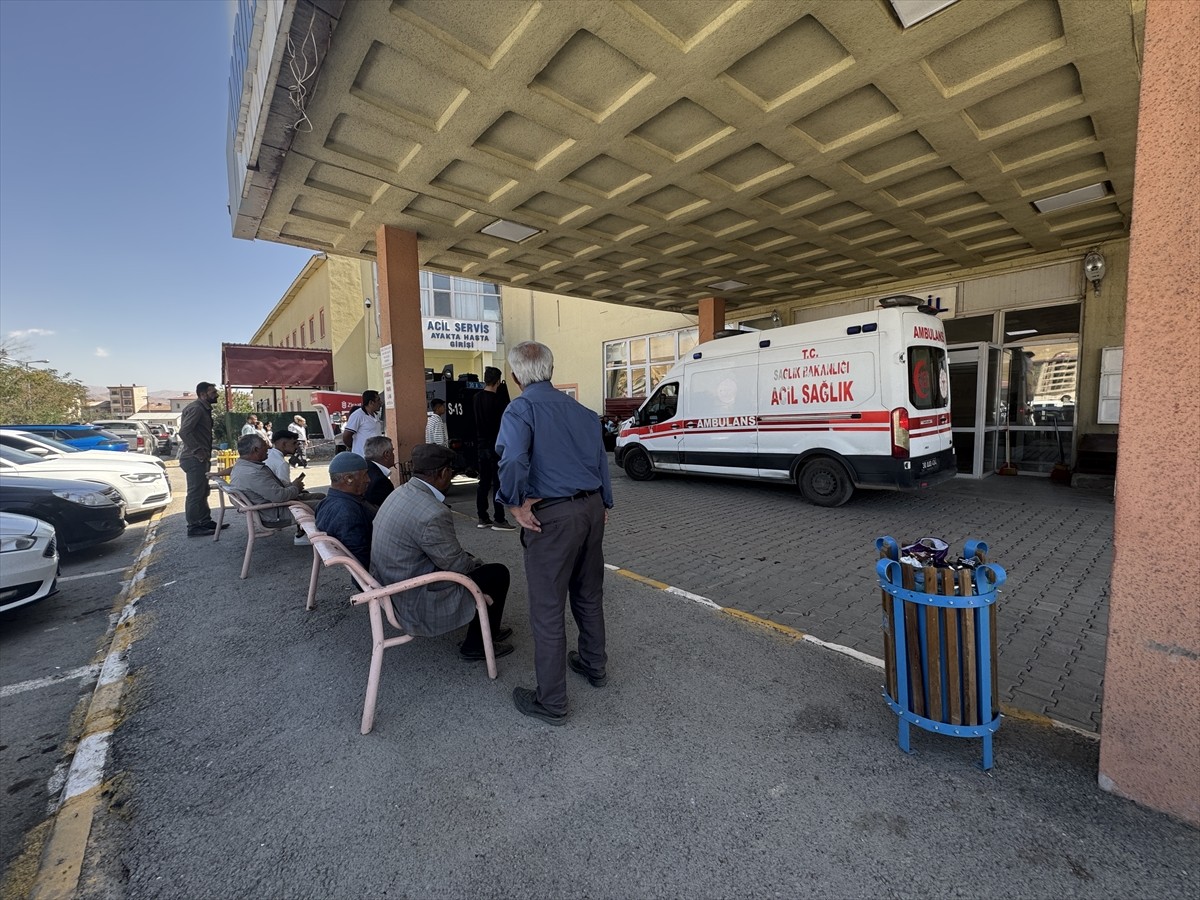 Hakkari'nin Yüksekova ilçesinde iş makinesinin bakımını yaparken kamyonun çarpması sonucu iki araç...