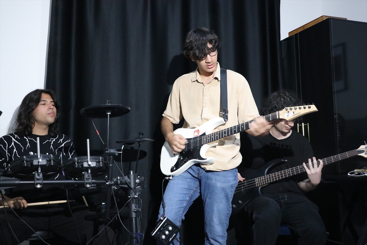 Hatay'da 6 Şubat 2023'teki depremlerde sol kolunun büyük bölümünü kaybeden 18 yaşındaki Tuncay...