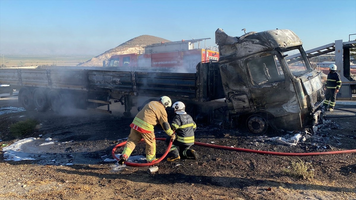 Hatay'ın Belen ilçesinde seyir halindeki tırda çıkan yangın itfaiye ekiplerince...