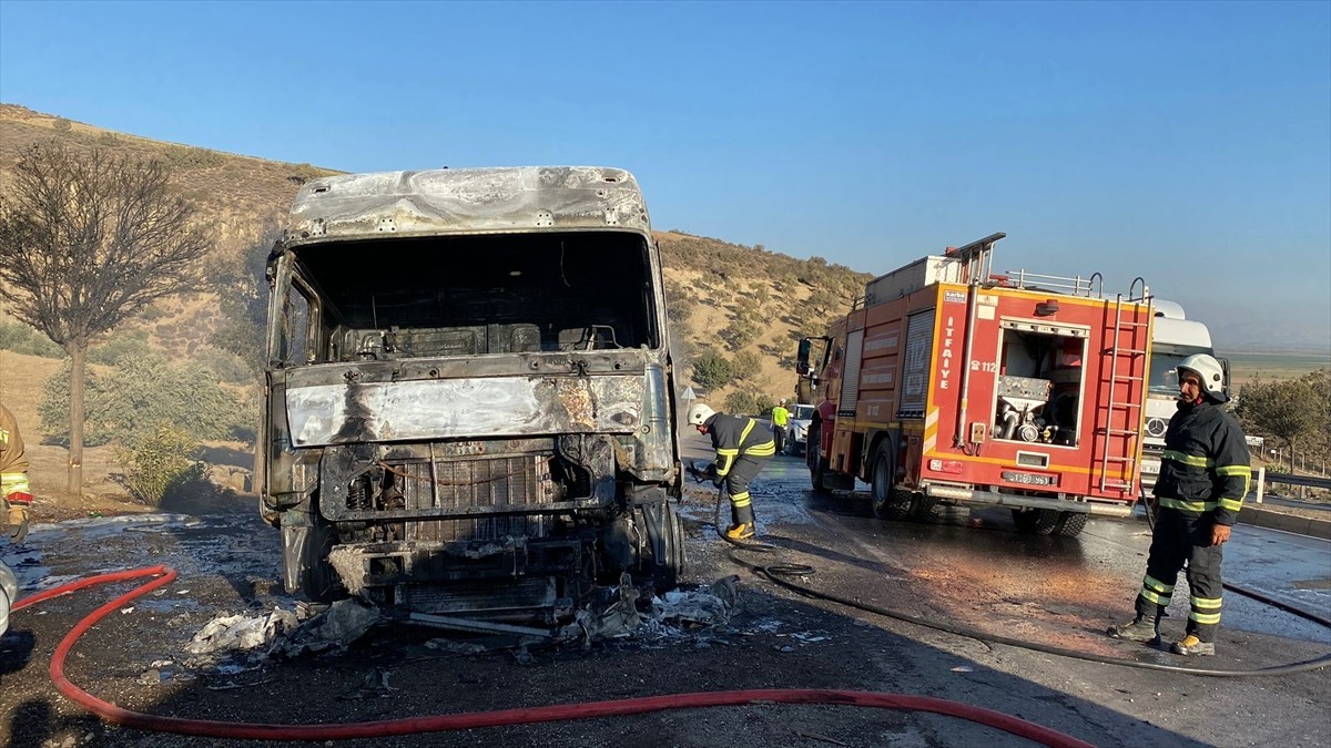 Hatay'ın Belen ilçesinde seyir halindeki tırda çıkan yangın itfaiye ekiplerince...