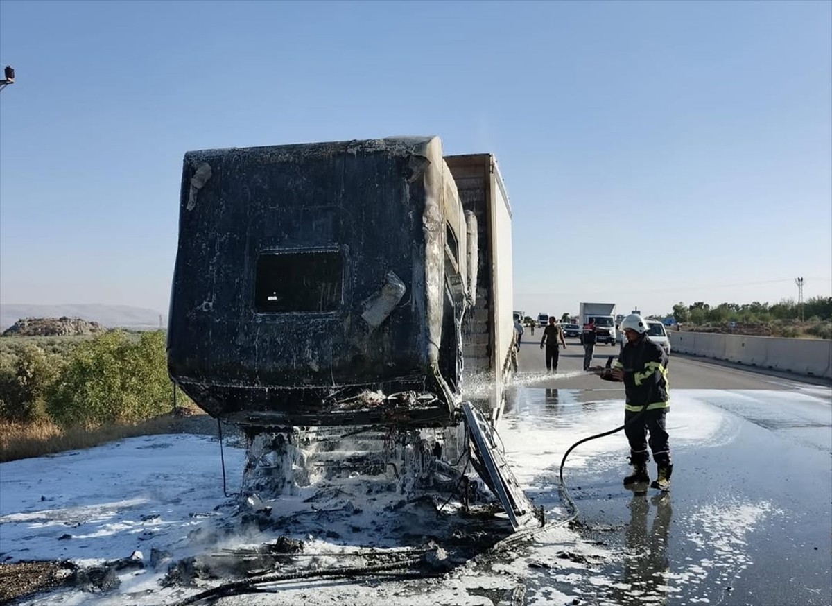 Hatay'ın Hassa ilçesinde seyir halindeki tırda çıkan yangın itfaiye ekiplerince söndürüldü. Yangın...