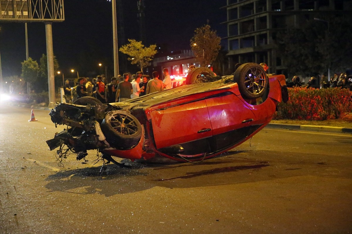 Hatay'ın İskenderun ilçesinde kontrolden çıkan otomobilin kaldırımda yürüyenlere çarparak...