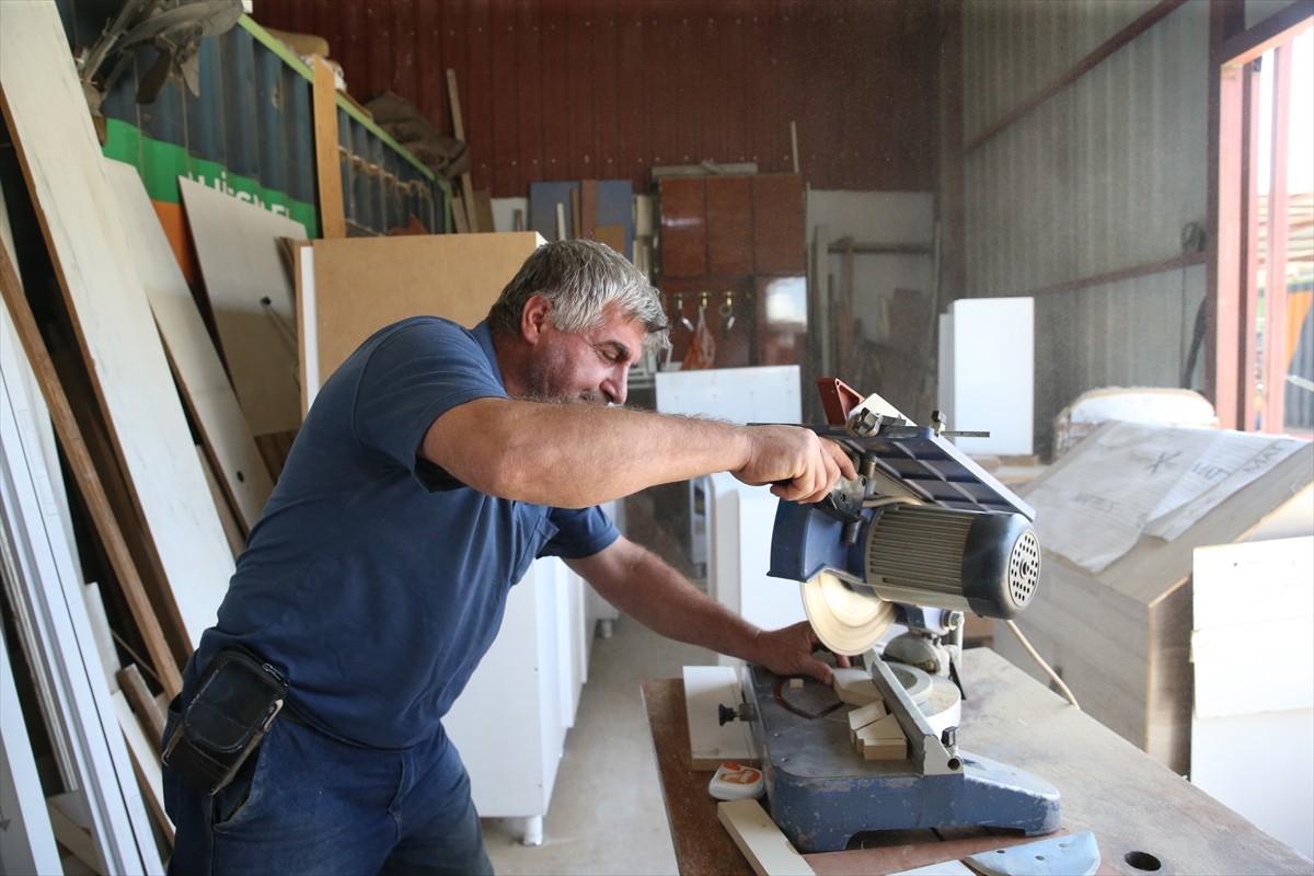 Hatay'ın İskenderun ilçesinde mobilya ustası Mehmet Mithat Öğütçü, "depremzede esnafa yeni iş yeri...