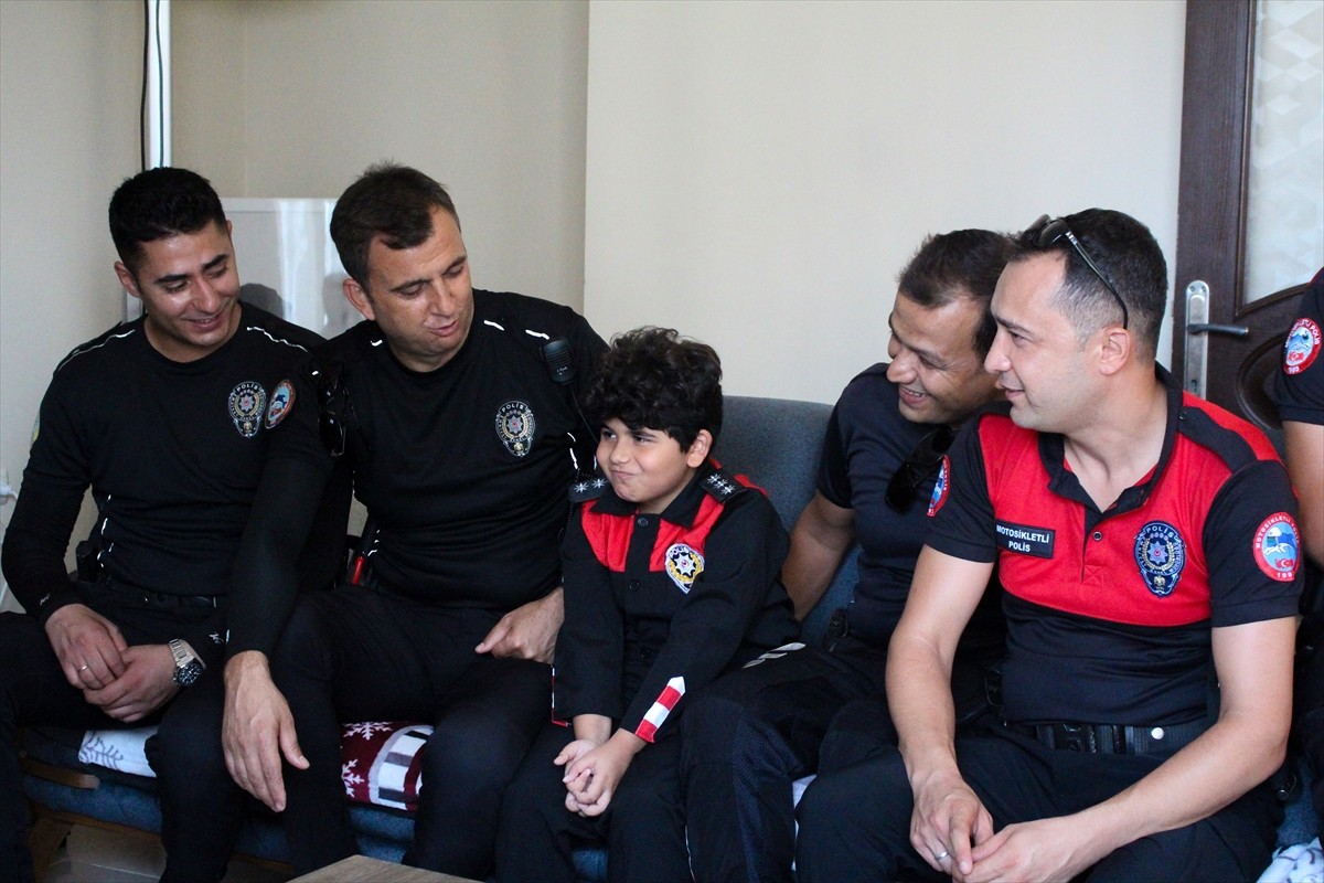 Hatay'ın İskenderun ilçesinde polis ekipleri, kas hastası 9 yaşındaki Fırat Miraç Şeker'e sürpriz...