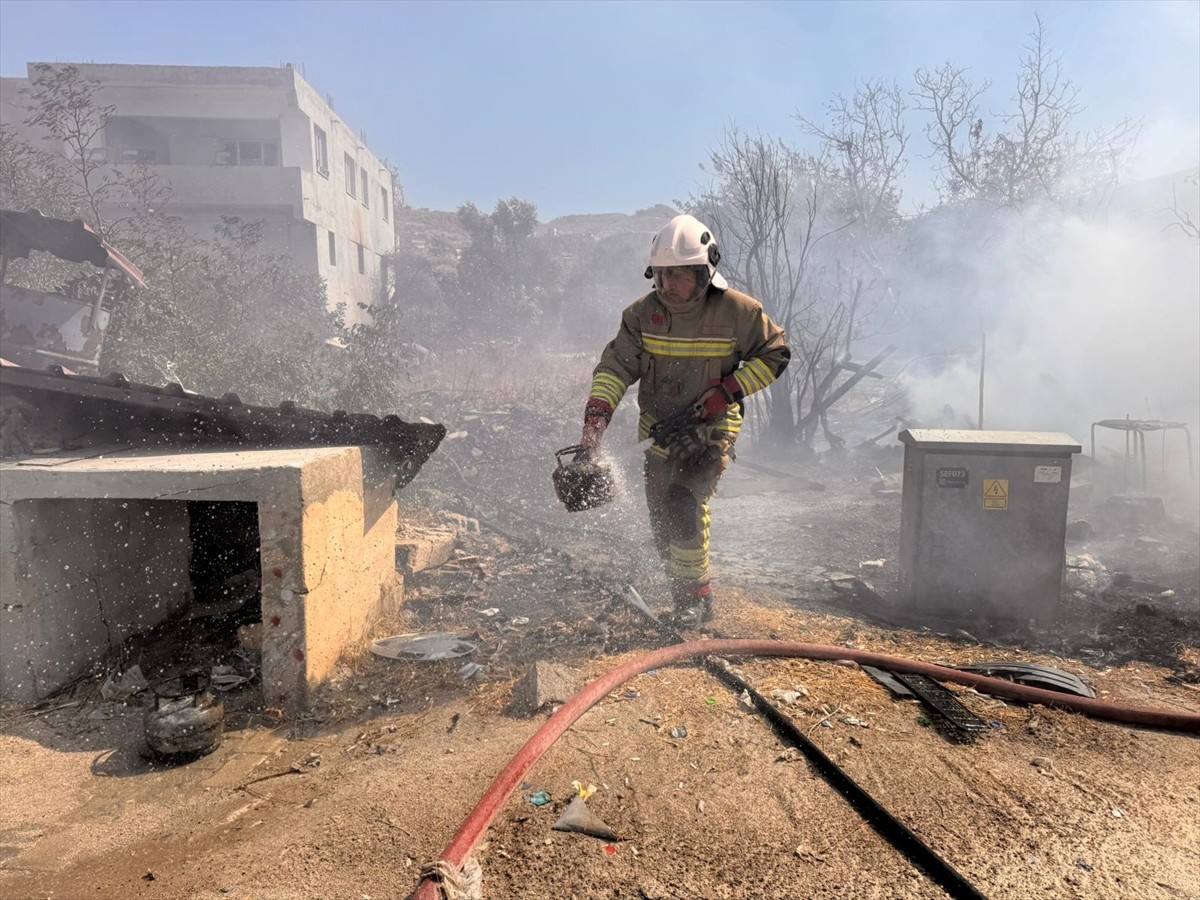 Hatay'ın merkez Antakya ilçesinde bahçede çıkan ve eve sıçrayan yangın ekiplerin müdahalesiyle...