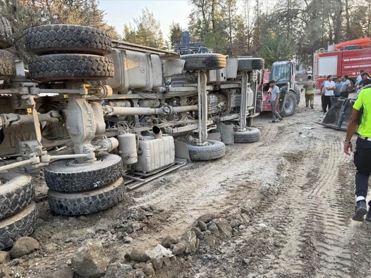 Hatay'ın merkez Antakya ilçesinde yük boşalttığı sırada devrilen hafriyat kamyonunun sürücüsü...