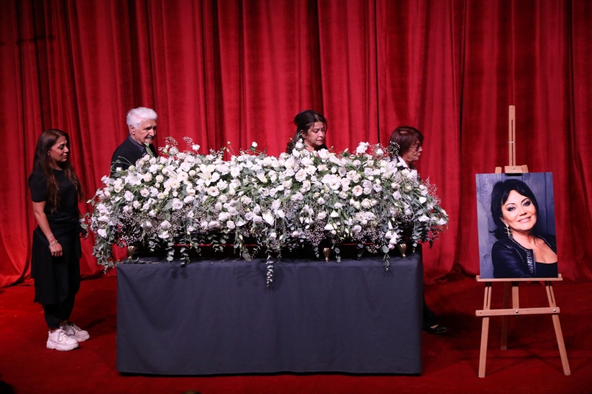 Hayatını kaybeden tiyatro ve sinema sanatçısı Anta Toros için Harbiye Muhsin Ertuğrul Sahnesi'nde...