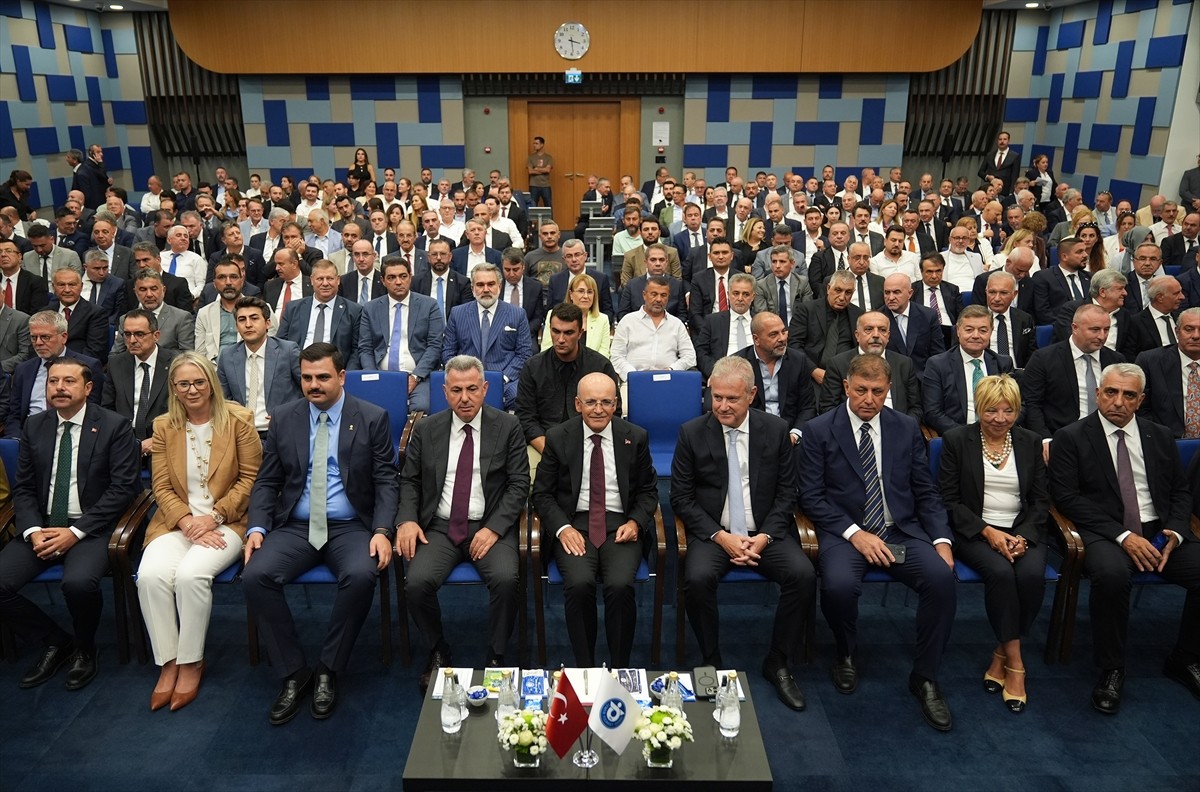 Hazine ve Maliye Bakanı Mehmet Şimşek (ortada), "Türkiye Yüzyılı Buluşmaları 2025 İzmir" programı...