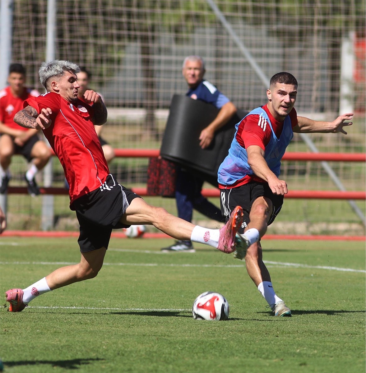 Hesap.com Antalyaspor, Trendyol Süper Lig'in 7. haftasında Fenerbahçe ile deplasmanda yapacağı...