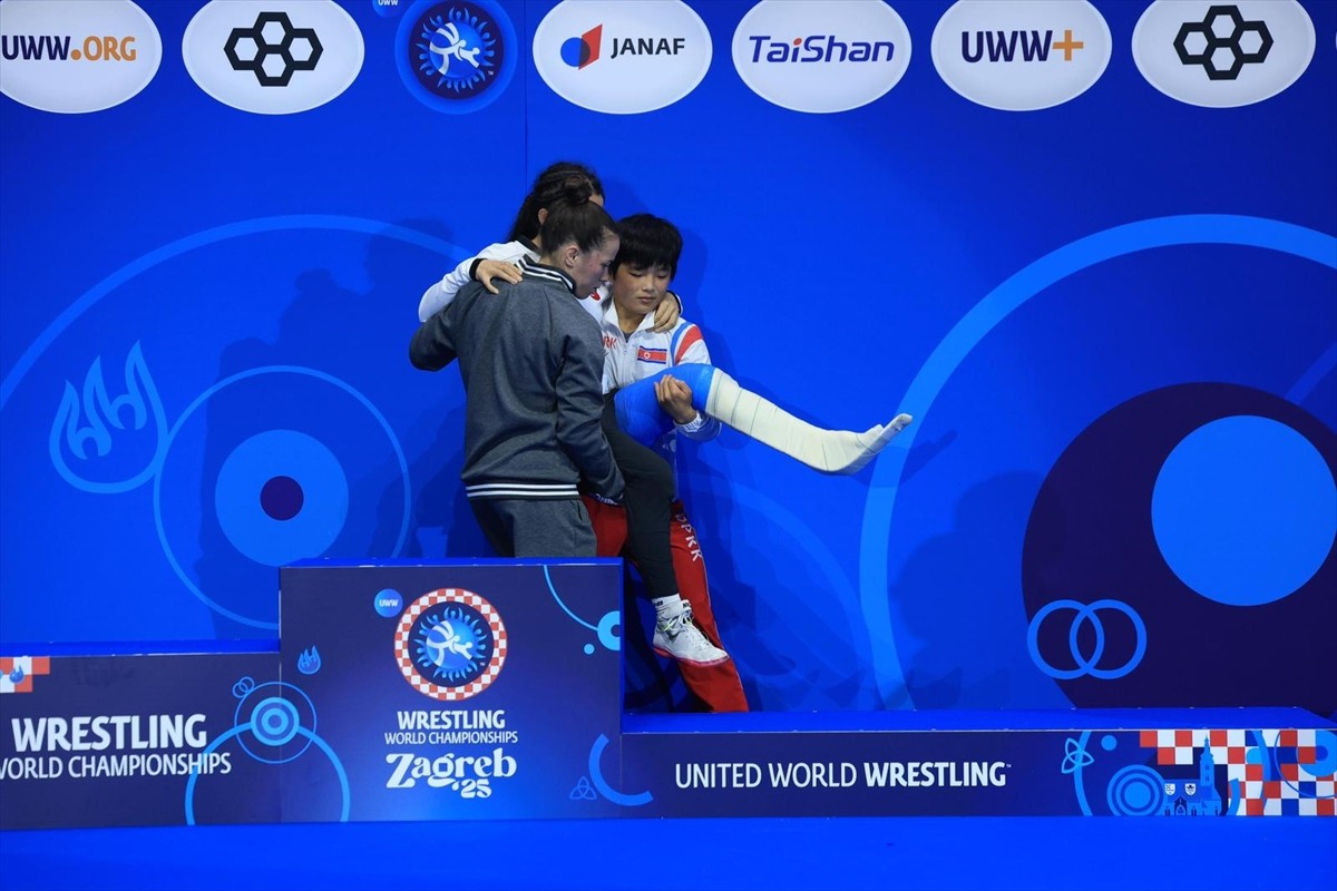 Hırvatistan'da düzenlenen Dünya Güreş Şampiyonası'nda üçüncü olan milli güreşçi Evin Demirhan...