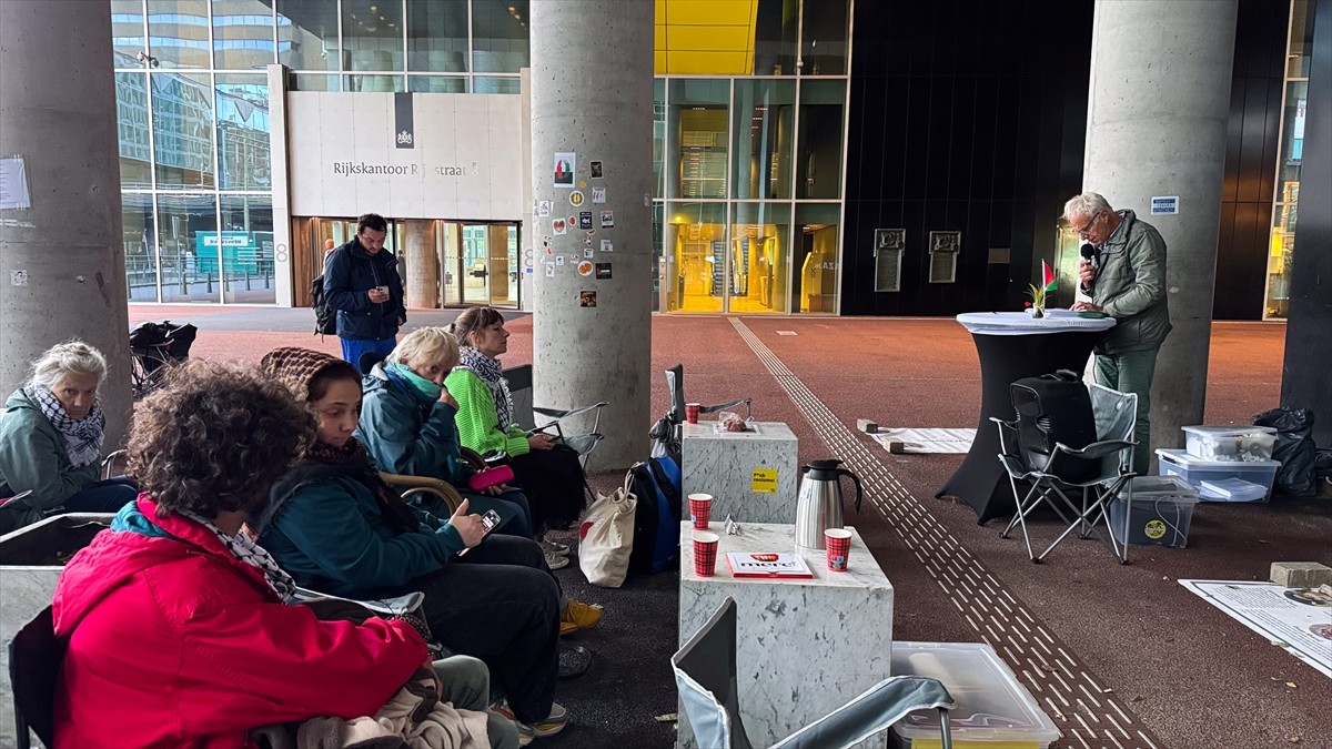 Hollanda Dışişleri Bakanlığı binası önünde 50 gün boyunca, İsrail’in Gazze’ye yönelik...