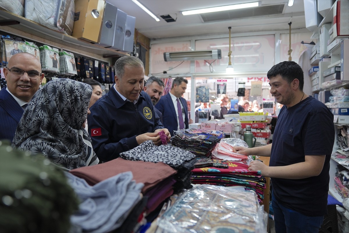 İçişleri Bakanı Ali Yerlikaya, bazı temaslarda bulunmak üzere geldiği Ağrı'da, esnafı ziyaret...