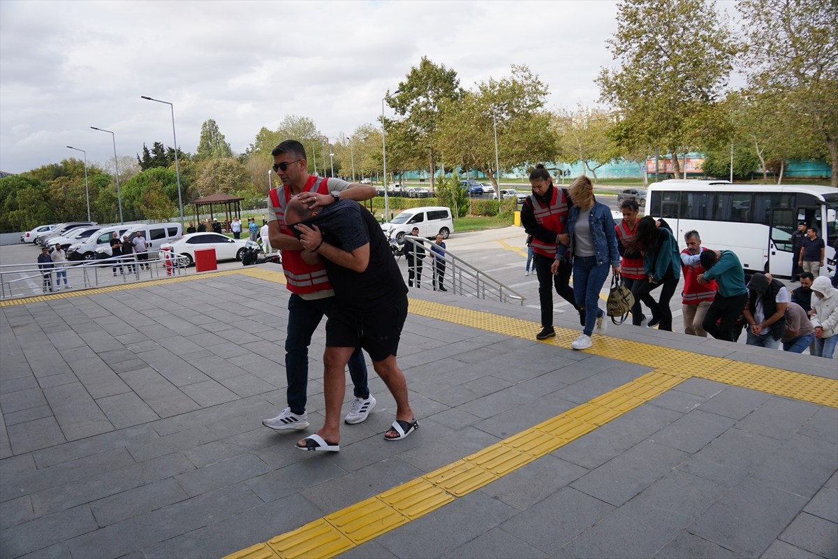 İçişleri Bakanı Ali Yerlikaya, Tekirdağ merkezli 18 ilde nitelikli dolandırıcılık şebekesine...
