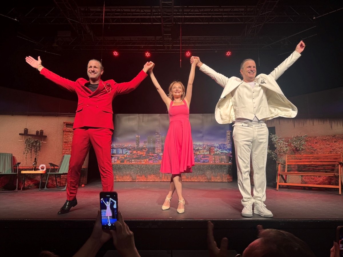 İkiz kardeşler Cevahir ve Hüseyin Önder'in, Sedef Şahin ile aynı sahneyi paylaştığı "Aynı Çatı...