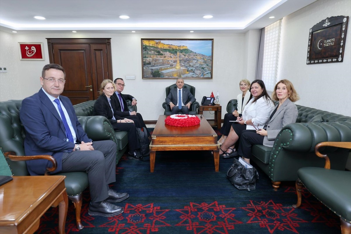 İngiltere'nin Ankara Büyükelçisi Jill Morris (solda), Mardin Valisi Tuncay Akkoyun'a ziyarette...