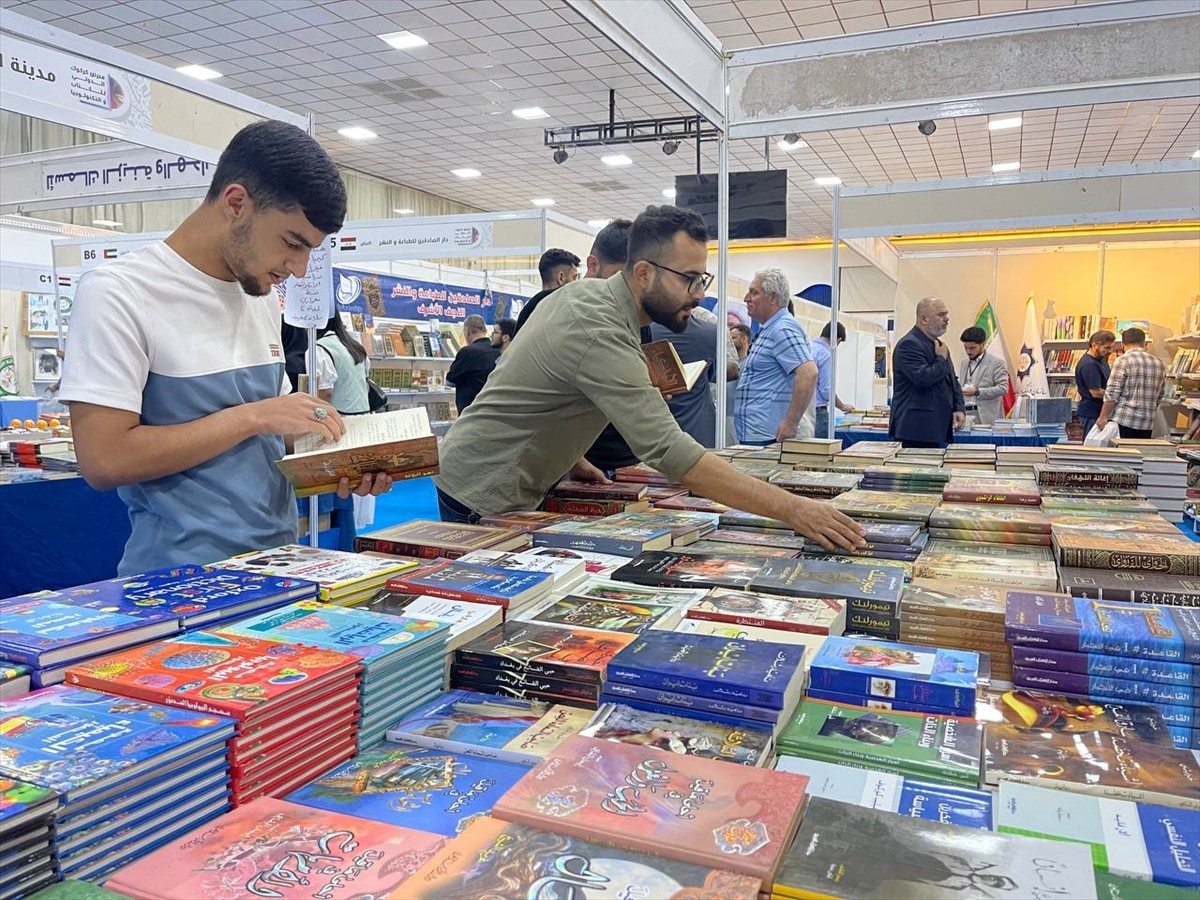 Irak'ın Kerkük kentinde Türkiye'den de yayınevlerinin katılımıyla düzenlenen Uluslararası Kitap ve...