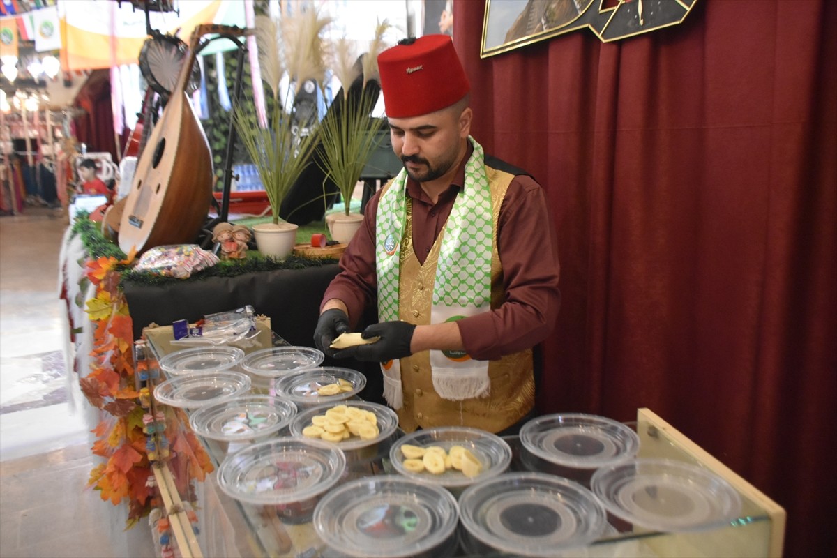 Irak'ın Kerkük kentindeki tarihi Kayseri Çarşısı'nda Mevlid Kandili vesilesiyle program...