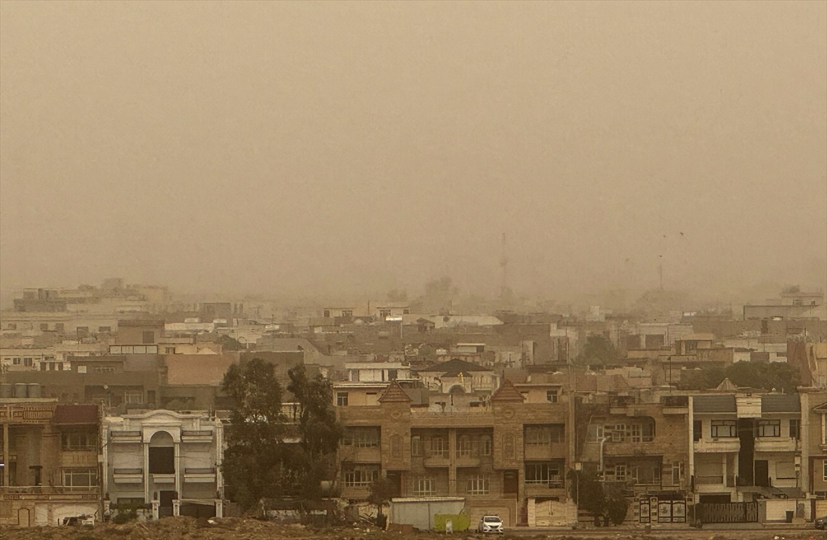 Irak’ın kuzeyinde yer alan Erbil kentinde kum fırtınası nedeniyle oluşan hava kirliliği hayatı...