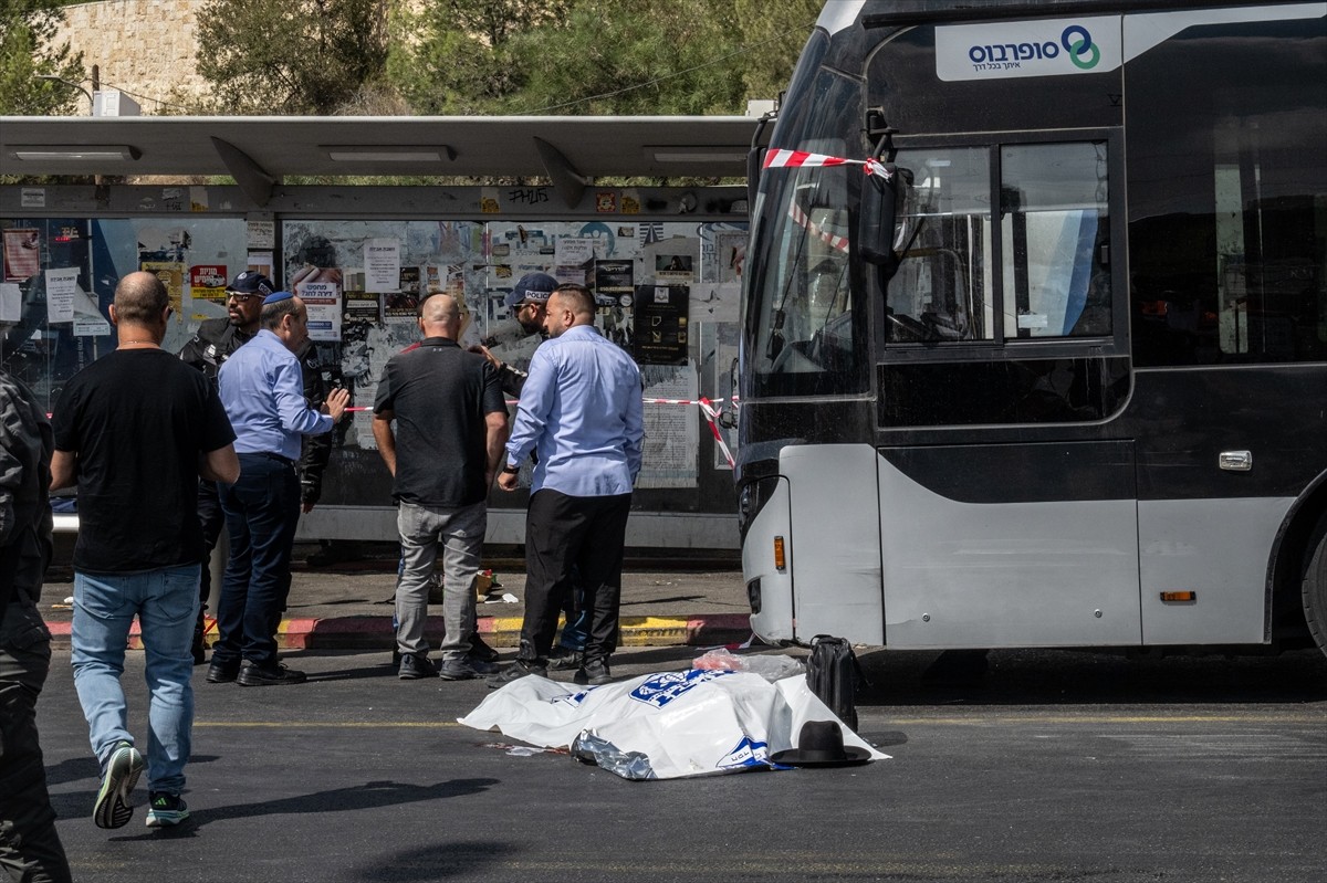 İşgal altındaki Doğu Kudüs’ün girişindeki Ramot Kavşağı’nda düzenlenen silahlı saldırıda 4 kişi...