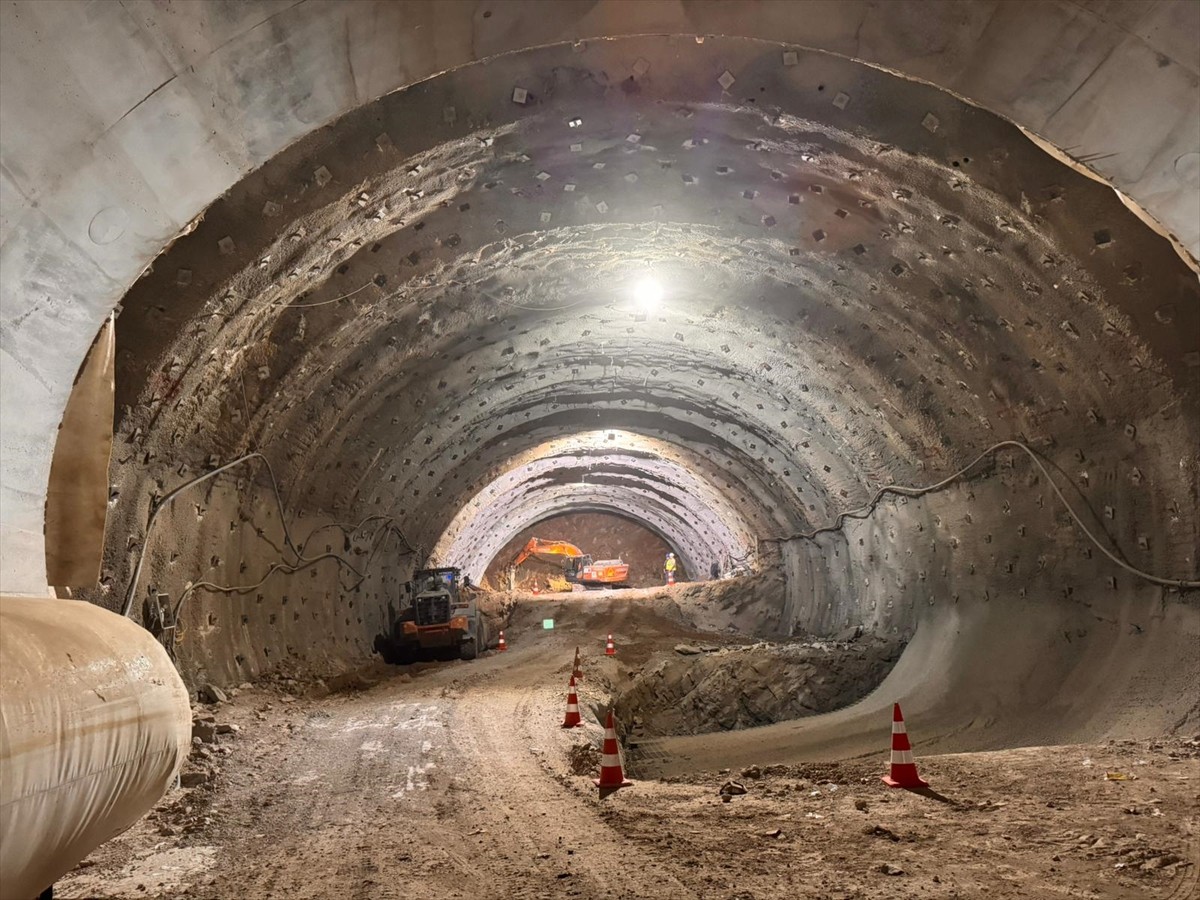 İskenderun-Topboğazı Otoyolu projesi kapsamında Hatay'ın Belen ilçesinde 8 bin 500 metre...