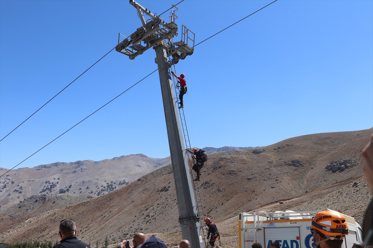 Isparta'daki Davraz Kayak Merkezi'nde 26 ilden ekiplerin katılımıyla Türkiye'de ilk kez Ulusal...