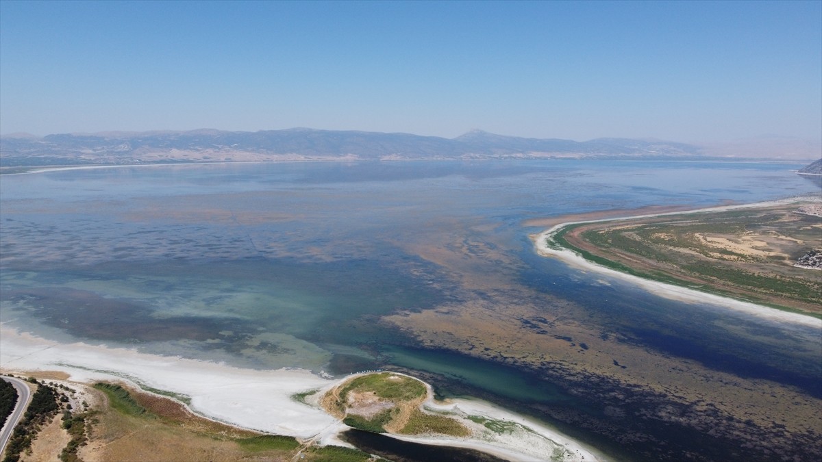 Isparta'nın önemli su kaynaklarından Eğirdir ile Hoyran göllerinin su seviyesi, kuraklık nedeniyle...