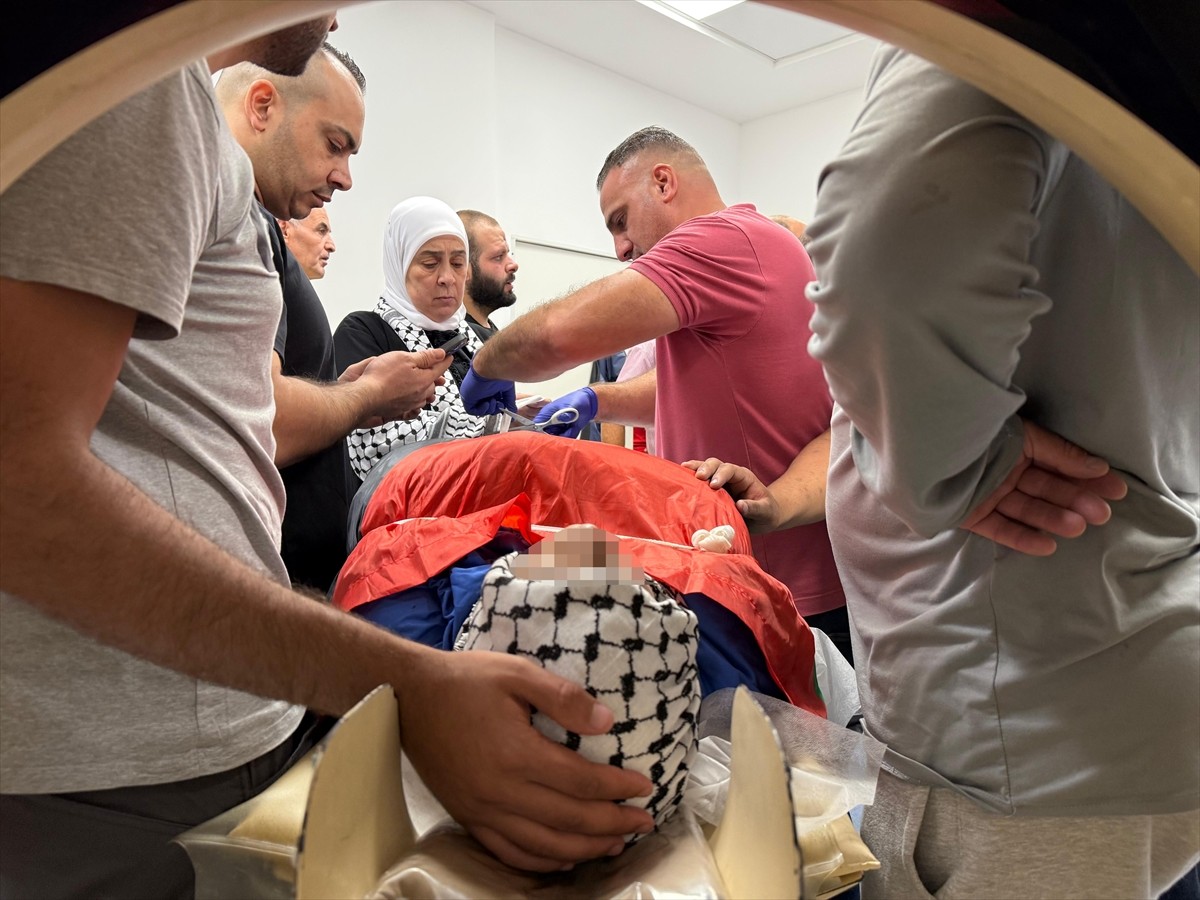 İsrail askerlerinin, işgal altındaki Batı Şeria’nın Ramallah kentinde dün açtığı ateş sonucu...