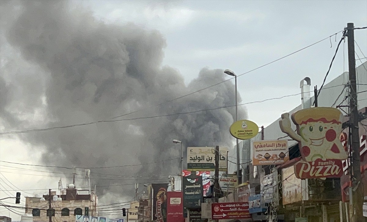 İsrail ordusunun, Yemen’in başkenti Sana’daki Tahrir Mahallesi’nde bulunan sivil yerleşim...