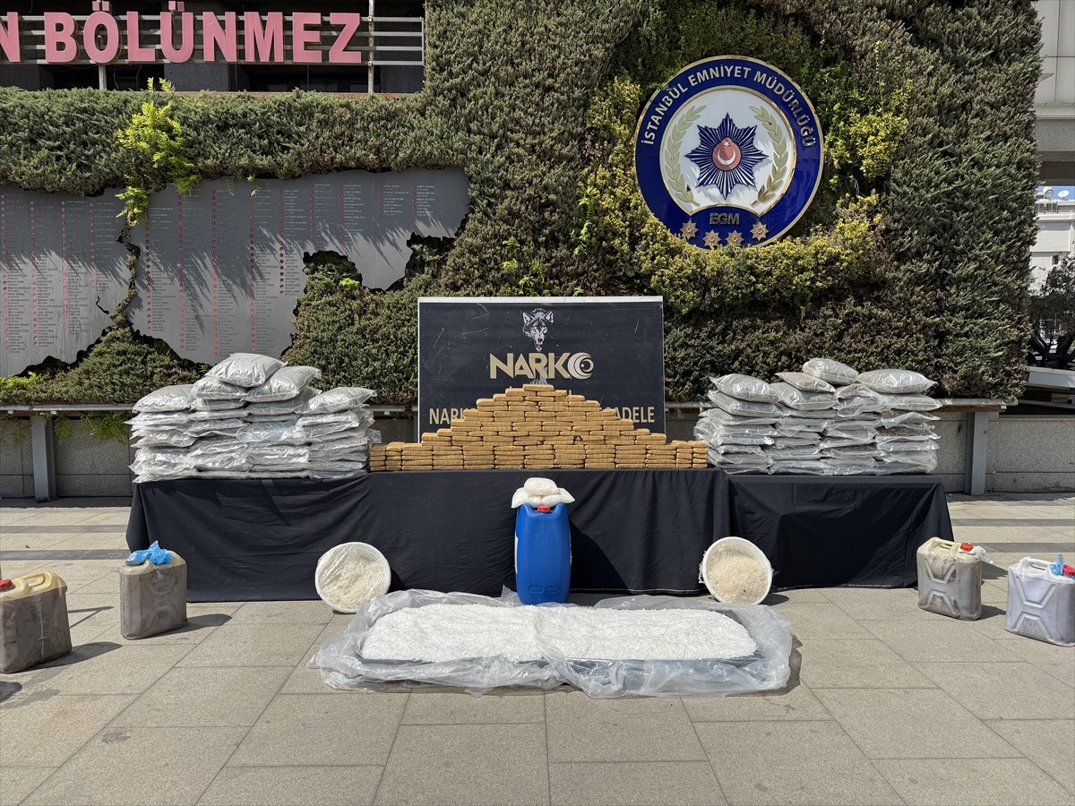 İstanbul'da 4 ilçede düzenlenen ve 261 kilogram metamfetamin, 90,5 kilogram skunk, 66 kilogram...