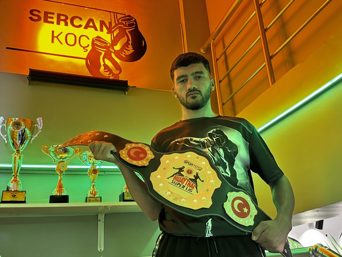 İstanbul'da geçen ay düzenlenen Muaythai Süper Lig'de üst üste 5'inci kez altın kemer kazanan...