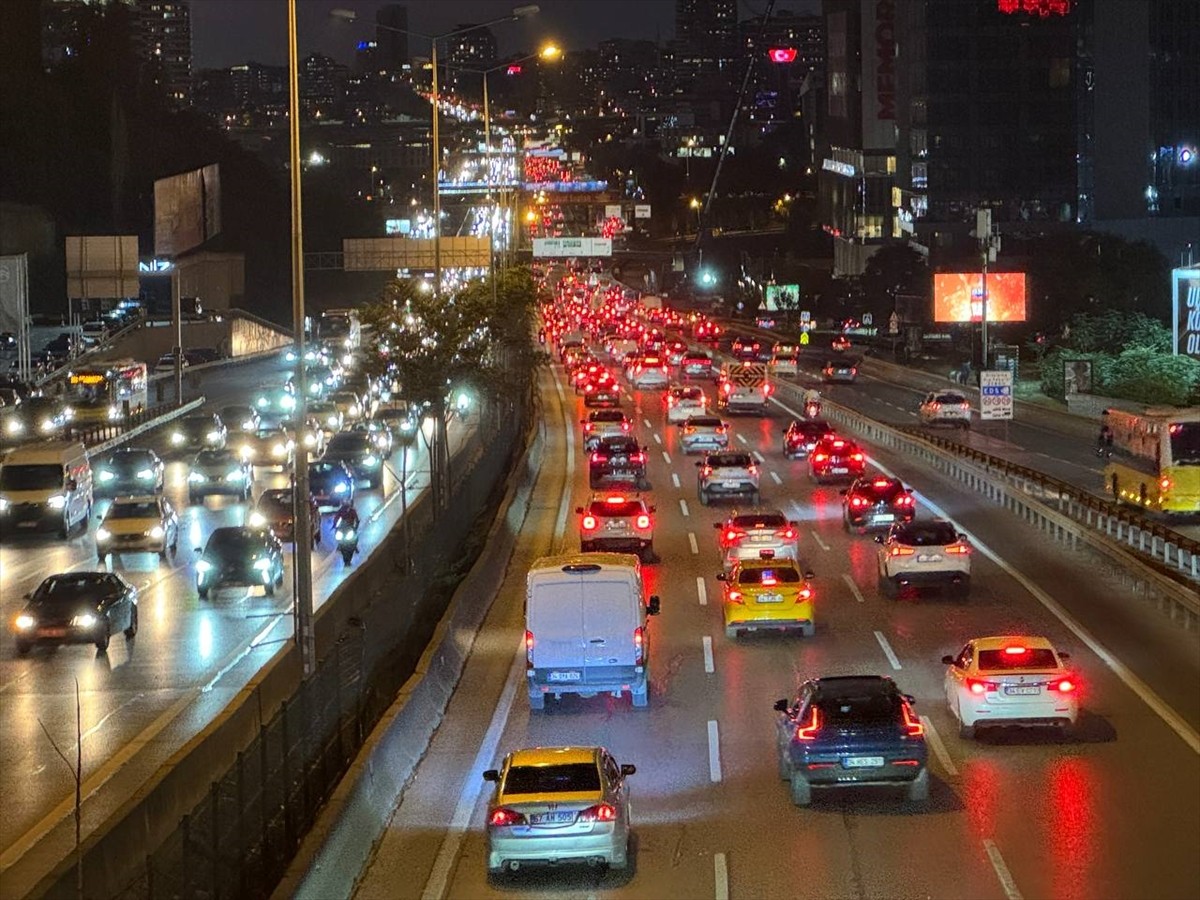 İstanbul'da haftanın ikinci iş gününde akşam saatlerinde bazı bölgelerde trafik yoğunluğu...