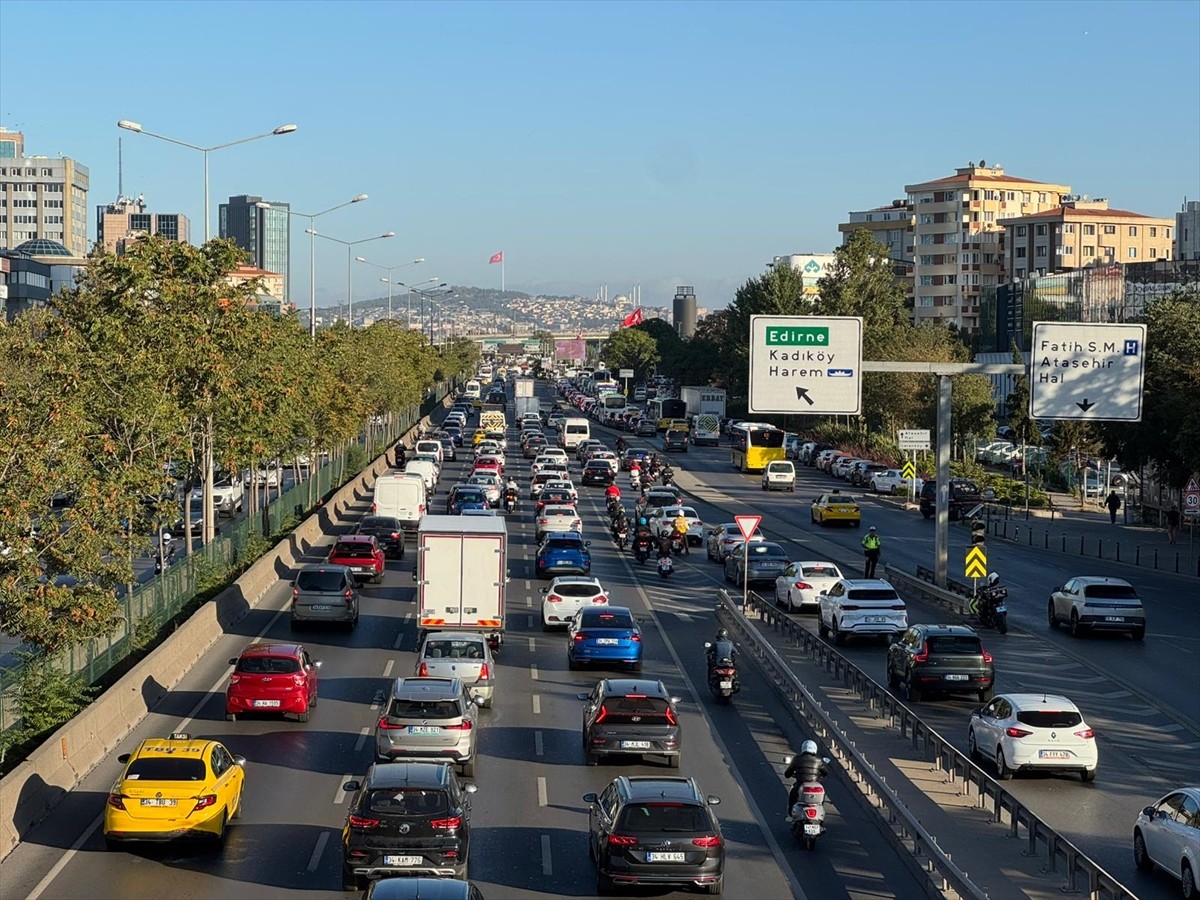 İstanbul'da haftanın ilk iş günü sabah saatlerinde kentin bazı bölgelerinde gittikçe artan trafik...