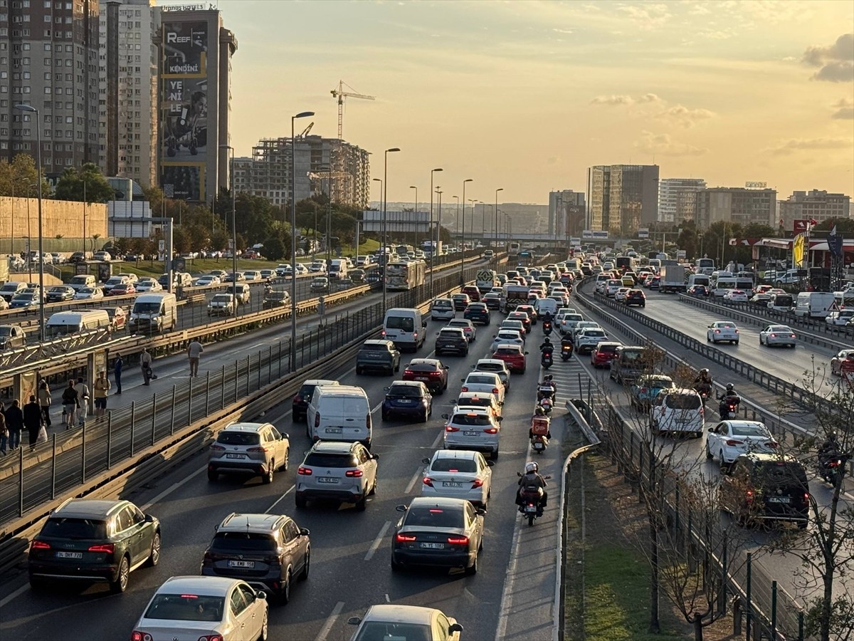  İstanbul'da haftanın son iş gününde mesainin bitmesiyle bazı ana arter, cadde ve ara yollarda...