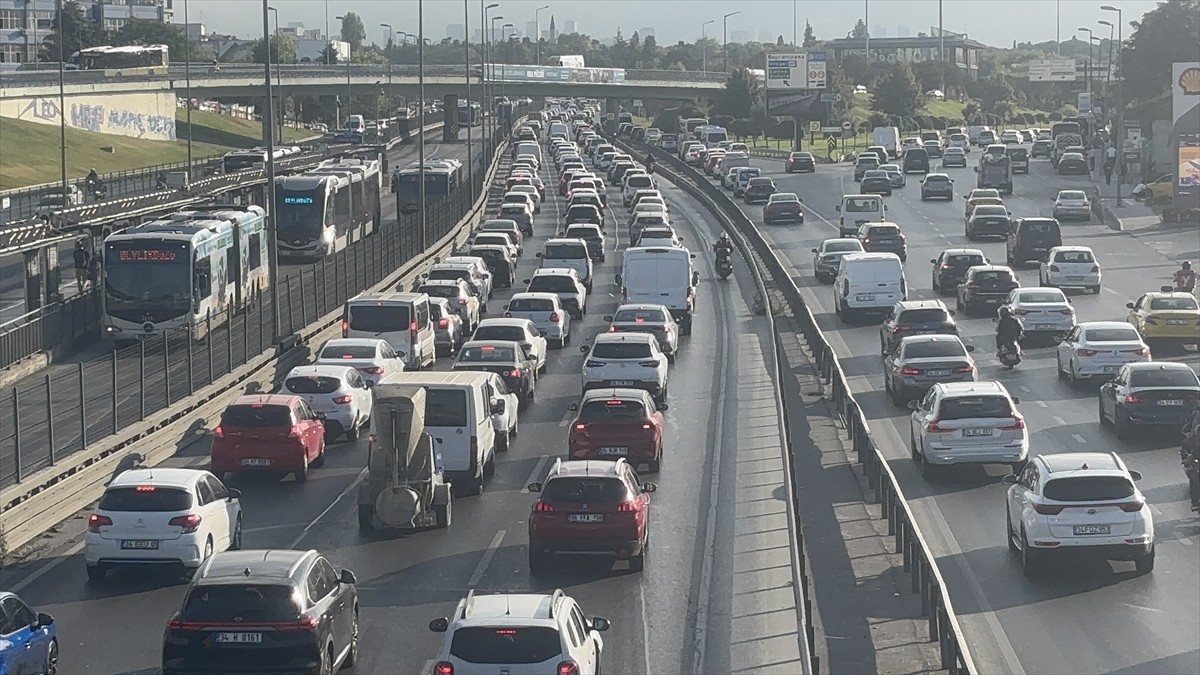 İstanbul'da okul öncesi ve ilkokul birinci sınıf öğrencilerinin eğitime başladığı haftanın ilk iş...