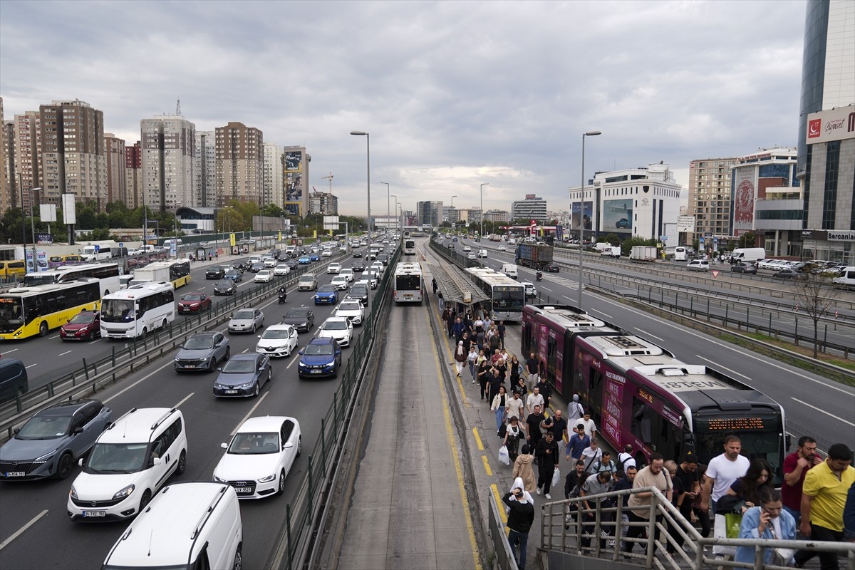 İstanbul Cevizlibağ'da 2025-2026 eğitim öğretim yılının başlaması ve haftanın ilk iş günü olması...